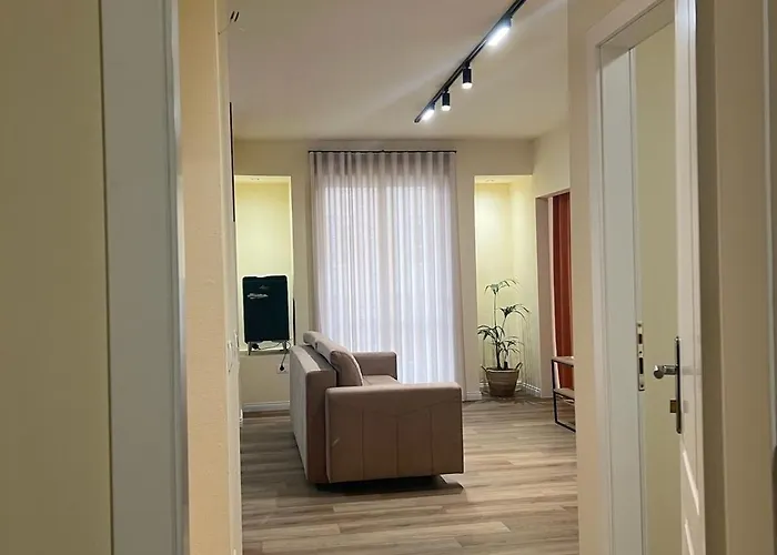 Sweet Yellow Palace, Pazari I Ri 아파트 *