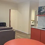 Sweet Yellow Palace, Pazari I Ri Apartman