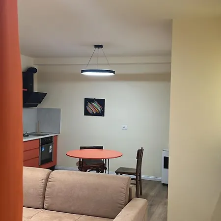 Apartman Sweet Yellow Palace, Pazari I Ri
